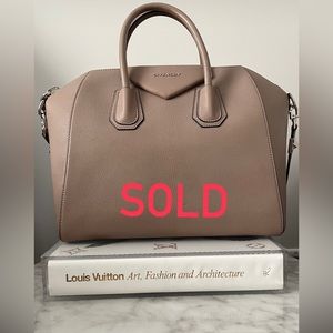 Barely used Givenchy Antigona bag . Comes with dust bag . 💯 Authentic.